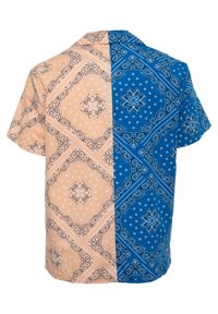 Kortermet skjorte med et delt design i ferskenfarge og blått, med intrikate paisley-mønstre og blomster motiver på begge sider.