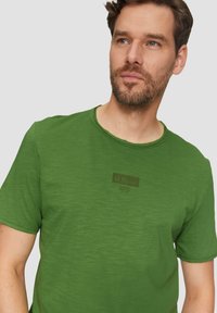 s.Oliver LOGO MIT ROLLKANTE UND STRUKTUR - T-shirt print - bambusgrün
