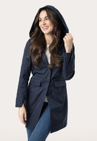Cappotto blu navy con cappuccio dalla vestibilità sagomata, dotato di due tasche frontali e chiusura con bottoni, realizzato in un materiale leggero e liscio.