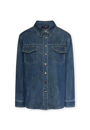 Camisa de mezclilla en azul oscuro, con cuello, mangas largas, dos bolsillos en el pecho y detalles de tachuelas metálicas en los hombros y la botonera.