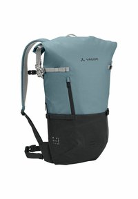 Grau-blaues Rolltop-Rucksack mit schwarzem Boden, verstellbaren Trägern, Karomuster und Logodetail. Hergestellt aus strapazierfähigen, recycelten Materialien.