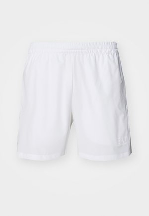 Pantalones cortos deportivos blancos con cintura elástica, tela suave y detalle de logo en el lado inferior izquierdo; diseño ligero, sin bolsillos.