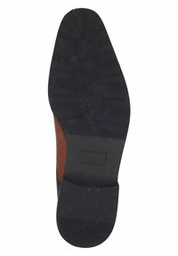 Chaussure en cuir brun avec une semelle en caoutchouc noir texturé. La semelle présente un motif géométrique pour une meilleure adhérence et un design de talon plat.