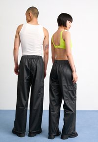 Rains RAIN PANTS WIDE UNISEX - Kareiviško stiliaus kelnės - black grain