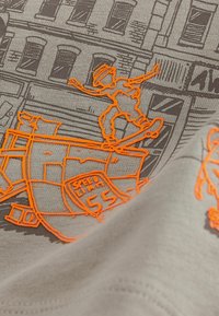 Next RELAXED FIT SHORT SLEEVE GRAPHIC STANDARD - T-shirt con stampa - cement skate