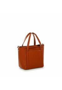 Sac fourre-tout en cuir brun avec deux poignées supérieures, forme structurée et détail de poche avant. Texture lisse avec des accents de coutures discrètes.