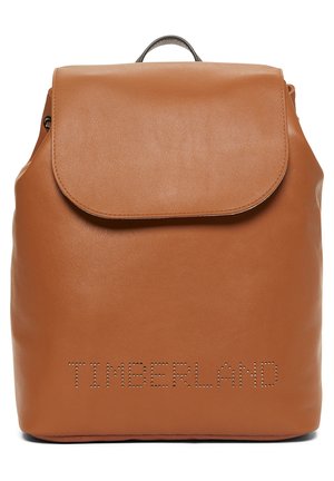 Konjakinruskea nahkainen reppu, jossa läppäkiinnitys ja etupuolella rei'itetty "TIMBERLAND"-logo, yläkahvalla varustettuna.