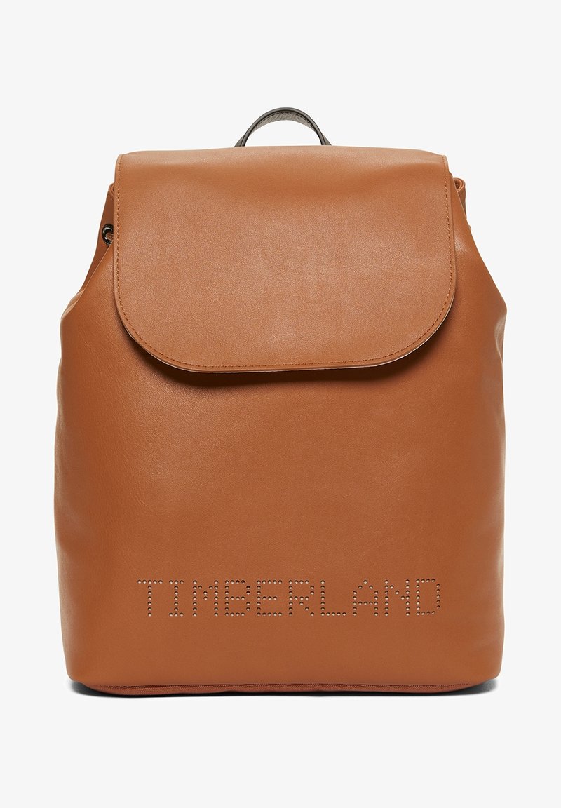 Sac à dos en cuir fauve avec fermeture à rabat et logo "TIMBERLAND" perforé sur le devant, doté d'une poignée de transport supérieure.