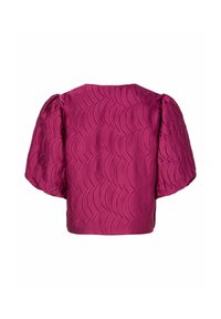 Krótki rękaw w fuksjowym satynie z falistą teksturą, z bufiastymi rękawami i prostym dołem. Tylny widok podkreśla projekt.