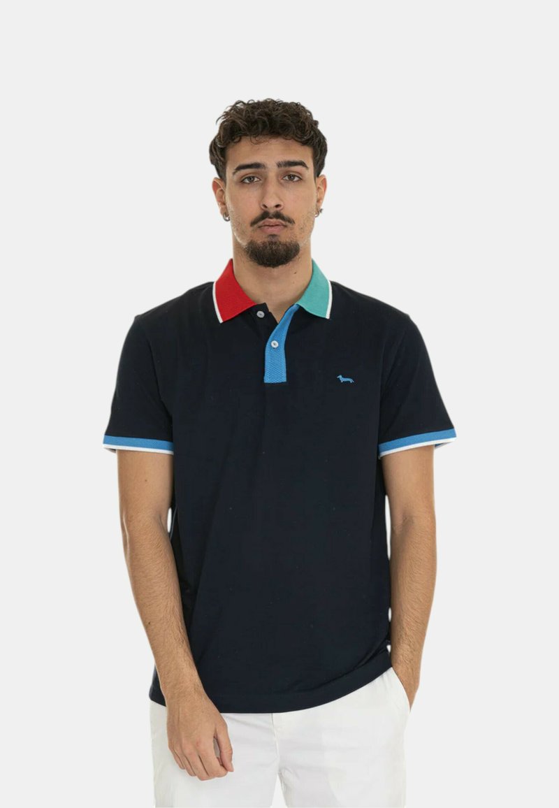 Poloshirt aus dunkelblauem Baumwollstoff mit roten, türkisfarbenen und hellblauen Kragen- und Ärmelabschlüssen; verfügt über ein kleines blaues Logo auf der Brust.