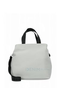 Bolso de piel sintética gris con forma redondeada, asas negras y una correa desmontable. Presenta un detalle de logo en relieve en el frente.