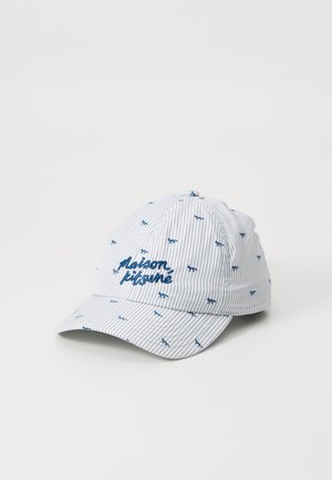 Casquette rayée bleue et blanche avec logo brodé "Maison Kitsuné", ornée de petits motifs animaliers sur le tissu, avec visière incurvée et design à six panneaux.