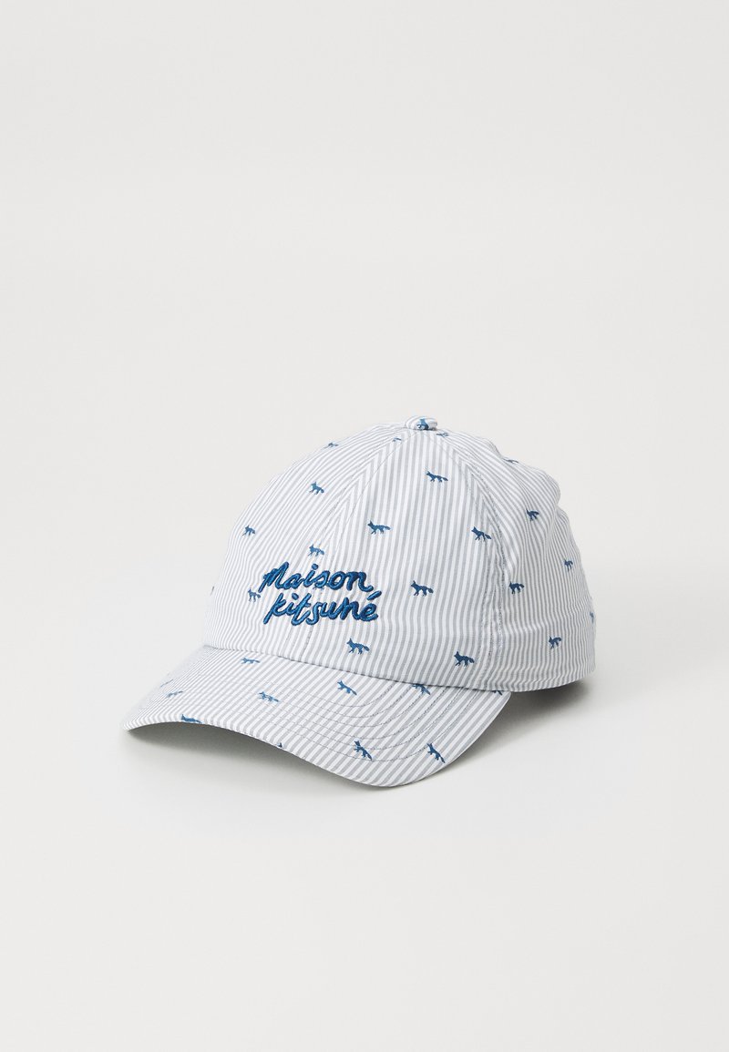 Casquette rayée bleue et blanche avec logo brodé "Maison Kitsuné", ornée de petits motifs animaliers sur le tissu, avec visière incurvée et design à six panneaux.