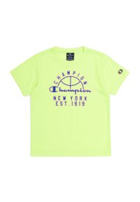 Camiseta de manga corta de color amarillo neón con un logo gráfico en púrpura y rosa que dice "Champion New York EST. 1919" en el frente.