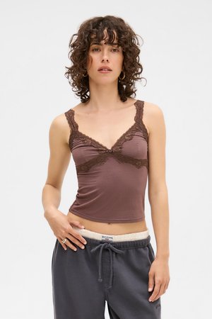 Bruine camisole met kantafwerking en verstelbare bandjes, voorzien van een getailleerd ontwerp en een kleine decoratieve knop in het midden.