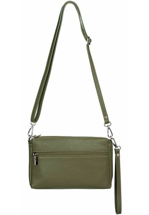 Olivgrünes Kunstleder-Crossbody-Bag mit strukturiertem Oberflächenmaterial, einem oberen Reißverschluss, einer Fronttasche, verstellbarem Riemen und silberfarbener Hardware.