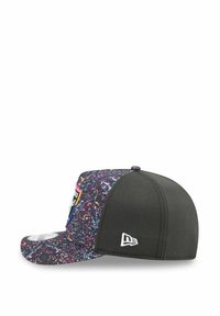Casquette noire avec un motif éclaboussé vibrant en rose, bleu et jaune. Présente un dos noir uni et un logo brodé sur le côté.