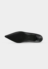 Chaussure à talon haut noire à bout pointu vue de la semelle avec la taille 37 visible.