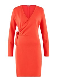 Rotes Wickelkleid aus einem weichen, dehnbaren Stoff. Es hat lange Ärmel, einen tiefen V-Ausschnitt und eine gebundene Detail an der Seite in Taillenhöhe. Glatte Textur.