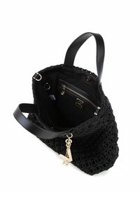 Borsa a tracolla nera intrecciata con un esterno testurizzato, manici in pelle, tasca con zip interna e un charm in tono oro attaccato. Design spazioso e aperto.