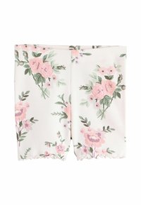 Białe spodenki w kwiatowy wzór z prążkowaną fakturą. Z motywem różowych róż i zieleni, z falistym brzegiem i elastycznym paskiem w talii.