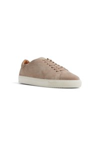 Beige suede lenkkarit, joissa on pyöreä kärki, sävyyn sopivat nauhat ja valkoinen kumipohja. Ominaisuuutena yksinkertainen, matala malli, joka sopii arkikäyttöön.