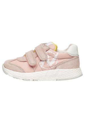 Scarpa sportiva rosa con un mix di tessuto e suède, due cinturini in velcro, dettagli bianchi e suola bianca texturizzata.