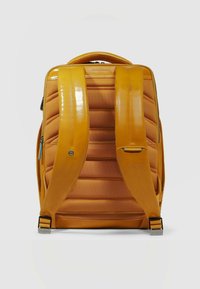 Gele rugzak met gewatteerde, gestructureerde stof, glanzende synthetische accenten en verstelbare gewatteerde banden. Heeft een ritssluiting en logodetail.