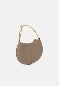 Bolso de cuero en topo con una forma redondeada, que presenta un asa de cadena dorada y cierre de cremallera, textura suave y detalles de costura visibles.