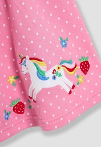 Roze katoenen stof met witte stippen. Bevat geborduurde eenhoorns, aardbeien en bloemen in levendige kleuren. Zachte textuur.