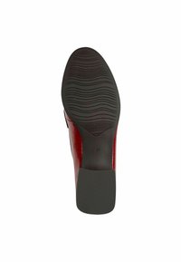 Semelle de chaussure rouge avec un caoutchouc noir texturé en dessous. Taille 37 marquée. Design élégant avec une partie supérieure rouge brillante.