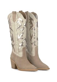 Beige suede cowboylaarzen met metallic crèmekleurige accenten en uitgesneden ontwerpen. Voorzien van een spitse neus en een gestapelde hak. Hoog schachtontwerp.