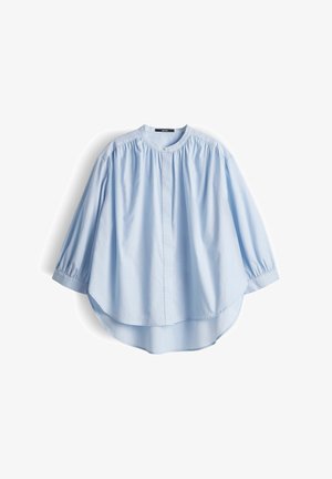 Hellblaue, lockere Bluse mit dreiviertellangen Ärmeln, gerafften Details an den Schultern und einem Stehkragen mit verdeckter Knopfleiste.