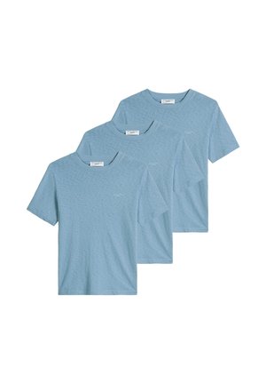 Tre ensfarvede lyseblå t-shirts med korte ærmer og rund hals stablet diagonalt mod en hvid baggrund.