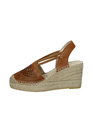 Sandalo con zeppa in pelle marrone con piattaforma espadrille intrecciata, design traforato sulla punta e cinturini elastici sul tallone per il supporto.