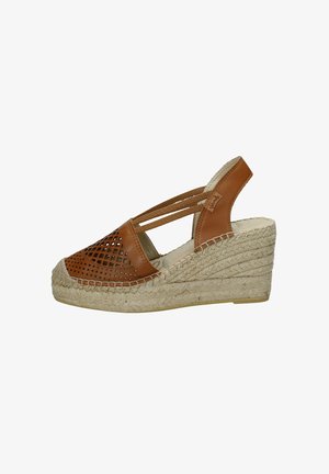 Sandalo con zeppa in pelle marrone con piattaforma espadrille intrecciata, design traforato sulla punta e cinturini elastici sul tallone per il supporto.
