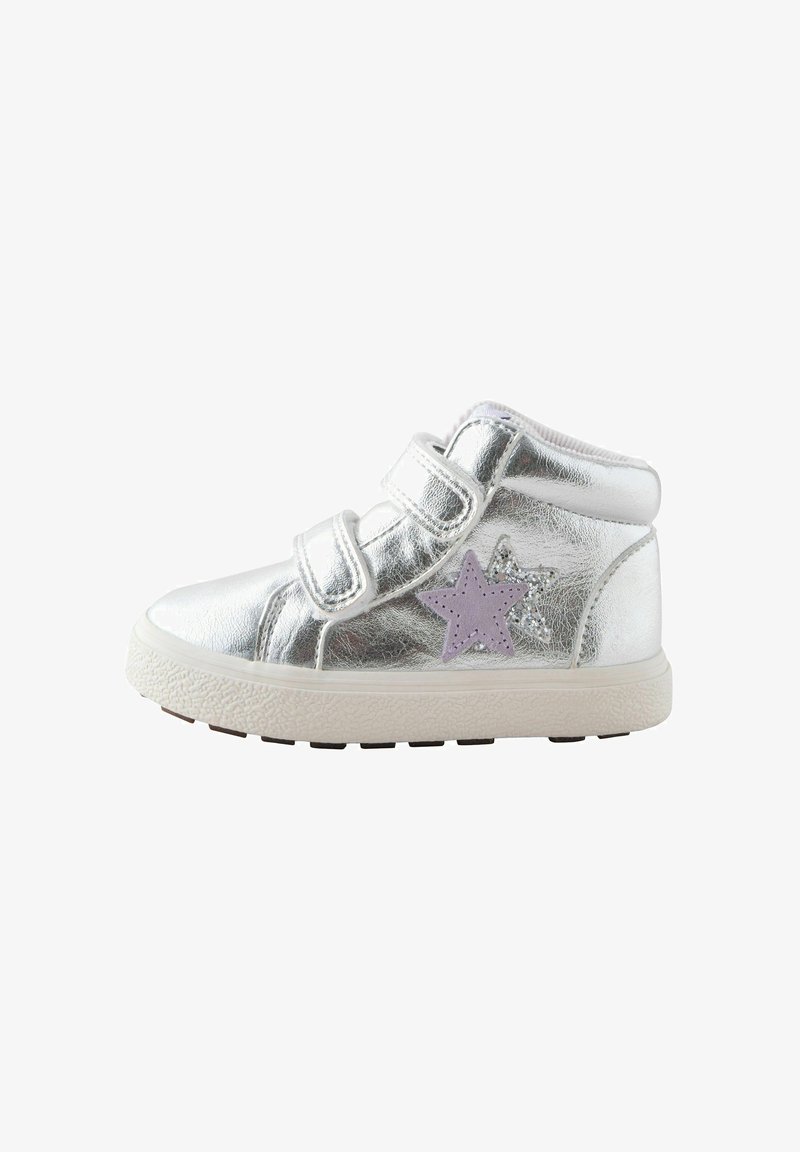 Baskets argentées pour tout-petit avec deux bandes velcro et décorations en forme d'étoiles violettes sur le côté, avec une semelle blanche texturée.