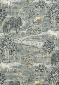 Mønstret stof med et fredfyldt landskab, der har forskellige dyr, træer og blomster i dæmpede grønne, blå og jordnære nuancer.
