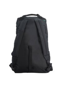 Mochila negra con respaldo acolchado, correas ajustables y dos hebillas en la parte inferior. Tiene un asa en la parte superior y un acabado suave y mate.