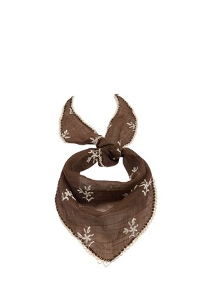 Brązowa lekka bandana z tkaniny z białym kwiatowym haftem i falistymi krawędziami, zawiązana na supeł.