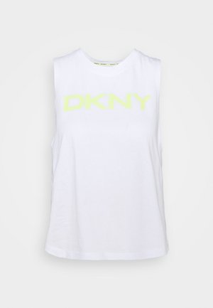 T-shirt blanc sans manches avec le logo jaune « DKNY » imprimé sur la poitrine sur un fond clair uni.