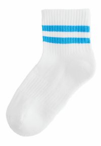 Weiße Knöchelsocke mit gerippter Textur und zwei horizontalen blauen Streifen nahe der oberen Manschette, isoliert vor weißem Hintergrund.