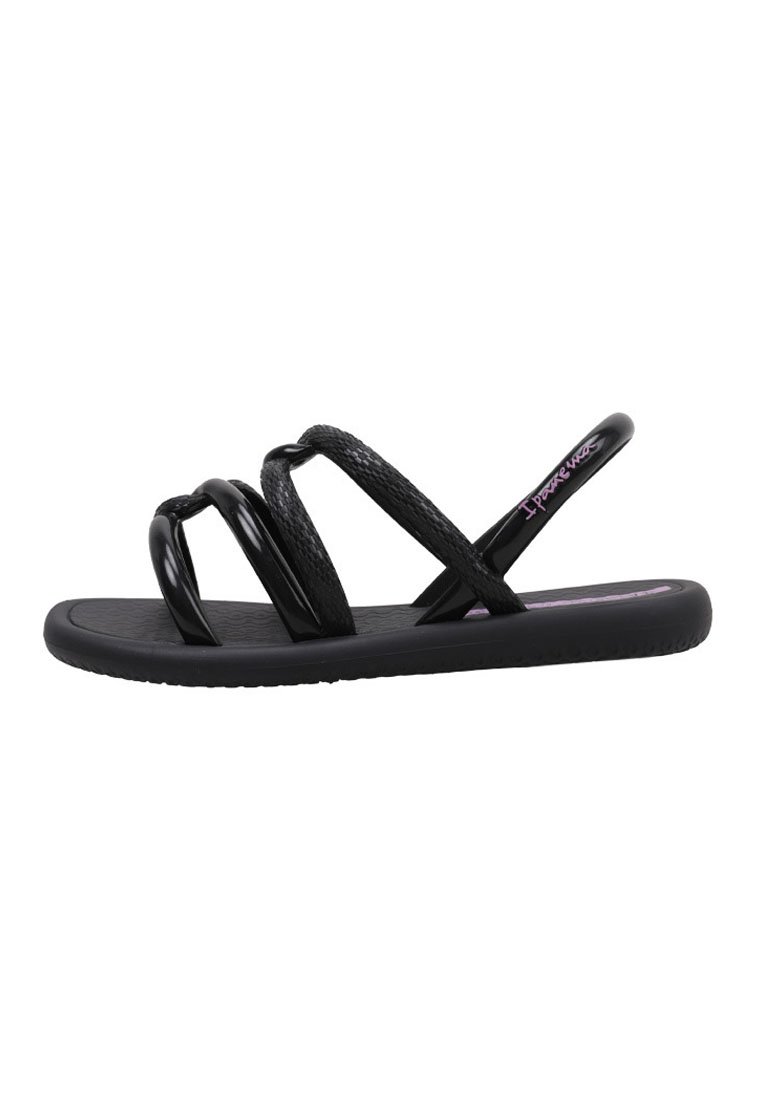 Sandalias negras con tres tiras texturizadas, suela lisa y diseño flexible. Presenta una sutil marca púrpura en la plantilla.
