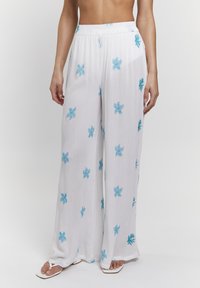 Vita vida byxor med breda ben som har blå broderier av sjöstjärnor och koraller, mjuk textur, elastisk midja och flödande siluett.