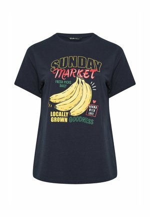 Marineblauw T-shirt met afbeelding van gele bananen en tekst: "Sunday Market, Fresh Picks Daily, Locally Grown Goodness, Grown with Love."