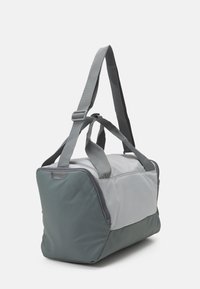 Nike Performance XS DUFFLE 25L UNISEX - Saco de desporto - smoke grey/smoke grey/orange trance