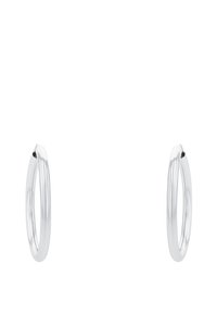Un par de pendientes de aro plateados con un diseño elegante y minimalista. Presentan un acabado pulido y son de forma circular, mostrando bordes suaves.