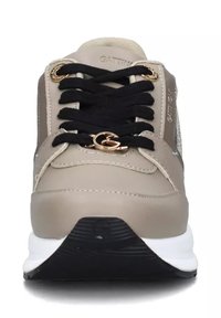 Scarpa sportiva beige con lacci neri, dettagli dorati, lati testurizzati e una suola bianca e nera, con il nome del marchio sulla linguetta.