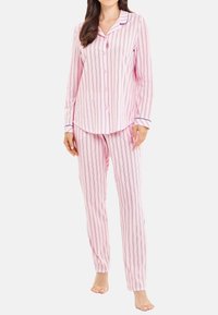 Rosa randig pyjamaset i mjukt tyg med lång ärm, knäppning och kontrasterande blå detaljer vid ärmsluten och kragen.