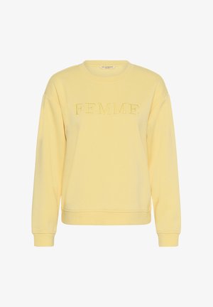 Bledo rumen pulover z okroglim izrezom in dolgimi rokavi, s črko "FEMME" izvezeno čez prsni del v obliki rumene niti, ki se ujema barvno.